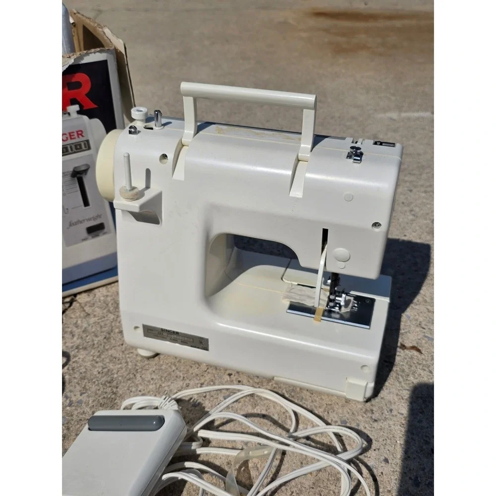 Singer Featherweight 322 Sewing Machine Compact Free Arm Zig Zag Box bobbins